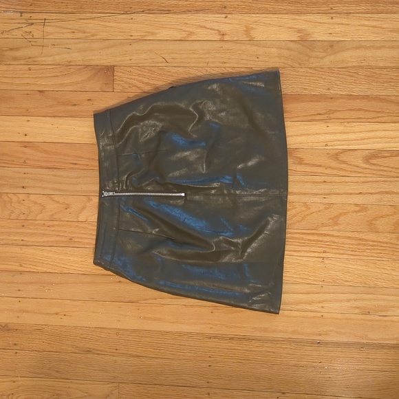Lulu's Harley Olive Green Vegan leather mini skirt - Picture 3 of 6